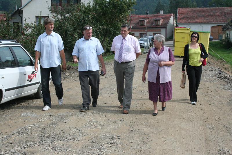 Hetman kraje Vysočina navštívil stavbu mostu v Naloučanech.