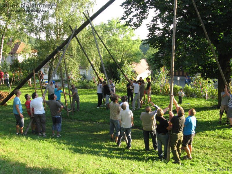 Pouť 2010 - sobotní stavění máje