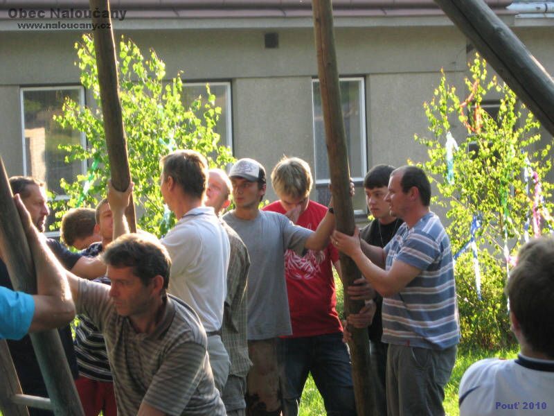 Pouť 2010 - sobotní stavění máje