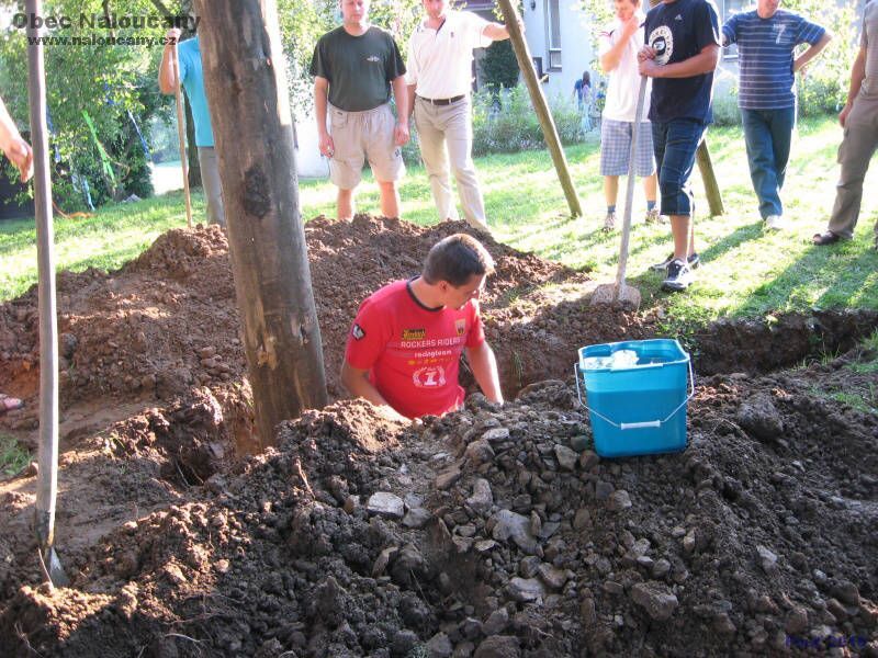 Pouť 2010 - sobotní stavění máje