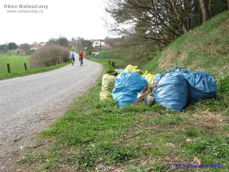 Sběr odpadků při akci Čistá Vysočina 2011