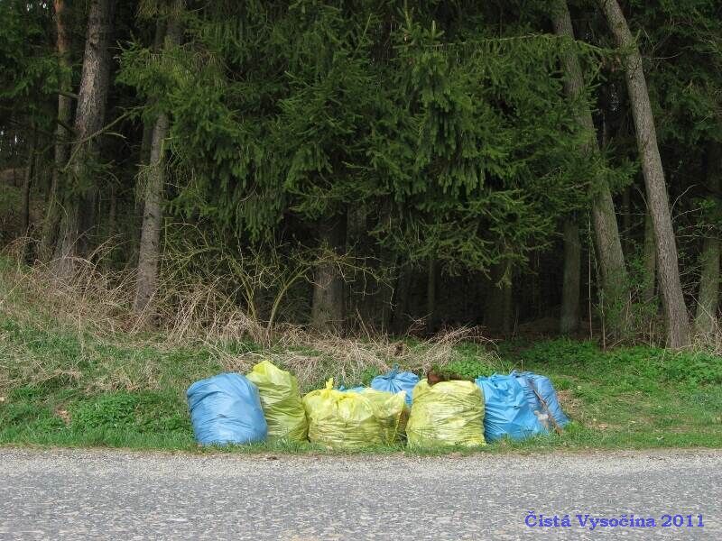 Sběr odpadků při akci Čistá Vysočina 2011