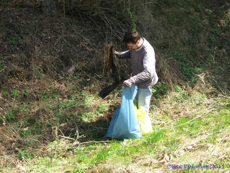 Sběr odpadků při akci Čistá Vysočina 2011