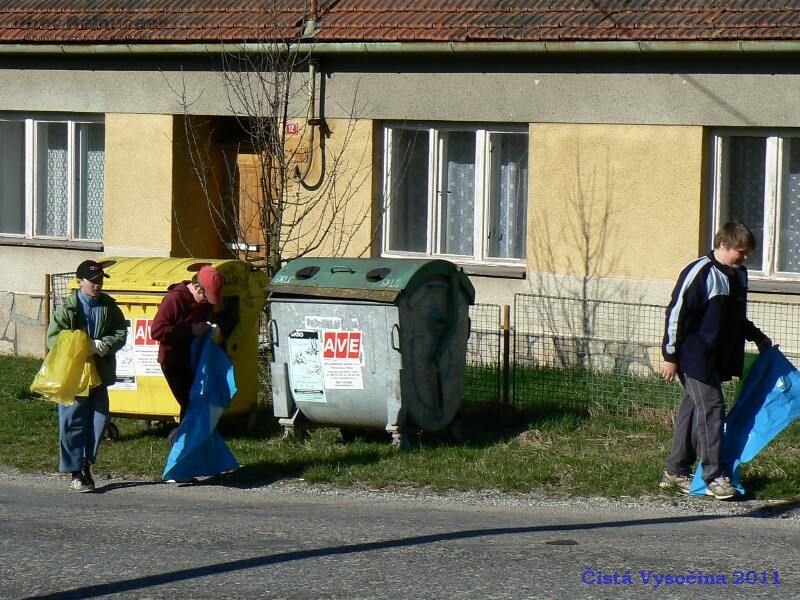 Sběr odpadků při akci Čistá Vysočina 2011