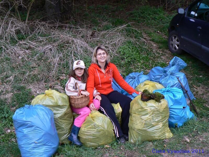 Sběr odpadků při akci Čistá Vysočina 2011