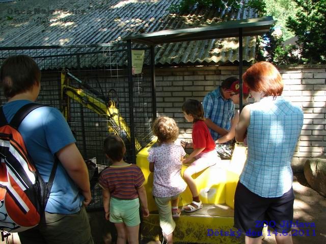 Zde si můžete prohlédnou několik fotografií naloučanských dětí a jejich rodičů z výletu do ZOO Jihlava pořádanému Obecním úřadem Naloučany k Mezinárodnímu dni dětí  